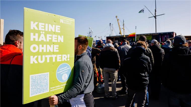 Proteste: Agrarminister treffen auf Landwirte und Fischer Teilnehmer einer Kundgebung stehen anlässlich der Agrarministerkonferenz zusammen.