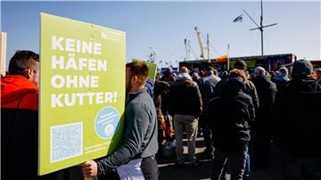 Teilnehmer einer Kundgebung stehen anlässlich der Agrarministerkonferenz zusammen.
