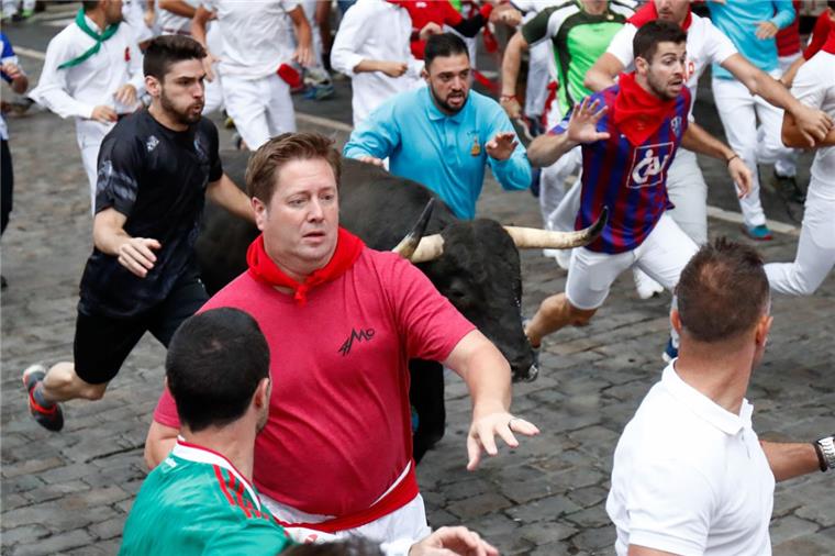 31 Verletzte bei Stierhatz in Pamplona Teilnehmer laufen während der Stierhatz in den Gassen von Pamplona vor einem Stier davon. Bis zum heutigen 14. Juli wurden während des «Sanfermines»-Festes täglich am frühen Vormittag Kampfbullen und Leitochsen von Hunderten von Männern und wenigen Frauen, für die Stierkämpfe am Abend, durch die Gassen in die Arena gejagt.