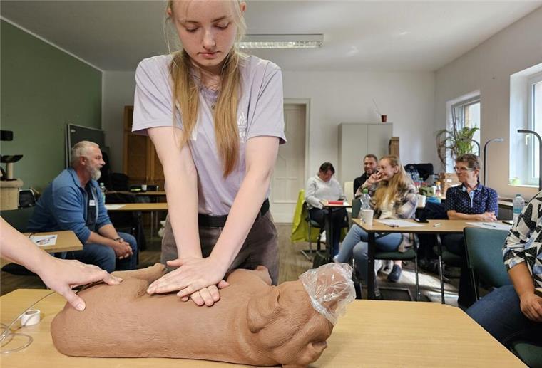 Eine Frau massiert das Herz eines Hundes. Teilnehmerin Lena übt bei einem Erste-Hilfe-Kurs für Hunde die Herz-Druck-Massage an einem Dummyhund. Der Verein Tierschutz Halle will Besitzern von Hunden beibringen, was wichtig ist, wenn ein Vierbeiner schnell Hilfe braucht.
