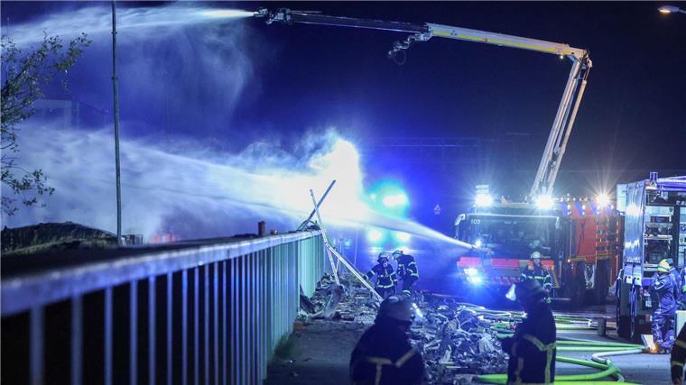 Teilweise wurde deshalb ein Sperrradius von 400 Metern rund um den Brandort eingerichtet. 