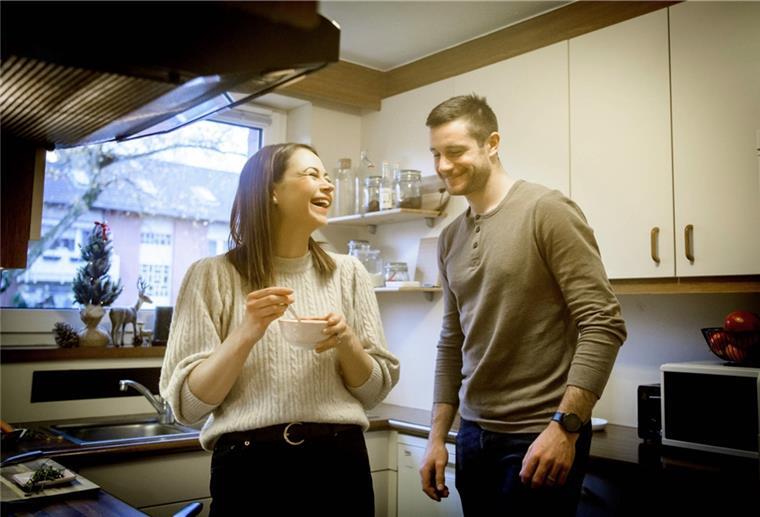 Weihnachten bei den Pinguins Teja und Jan Urbas haben sichtlich Spaß beim Kochen.