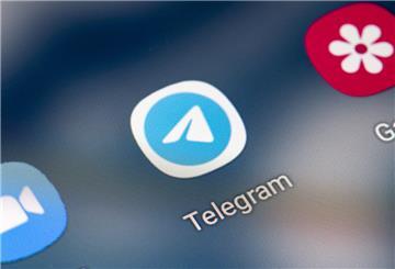 Auf dem Bildschirm eines Smartphones sieht man das Icon der App Telegram. Kommunikation läuft heute oft nicht mehr übers Telefon, sondern über verschlüsselte Messengerdienste. Deshalb benötigten die Behörden nach Ansicht des Innenministers von Baden-Württemberg auch neue Mittel zur Überwachung. (zu dpa «Strobl bezeichnet Sicherheitspolitik der Ampel als «Totalausfall») +++ dpa-Bildfunk +++