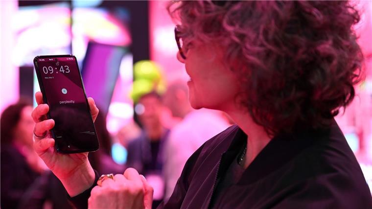 Telekom-Vorständin Claudia Nemat spricht mit dem KI-Assistenten von Perplexity.