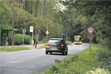 Tempo 30 gilt am gesamten Nordeschweg. Außerhalb der Tempo-30-Zone rund um die Schulen weisen Schilder explizit darauf hin, dennoch halten sich viele Verkehrsteilnehmer nicht an die Vorgabe.