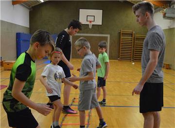 Tempo, Tempo, Tempo: Unter Leitung von Basti Nötzel – amtierender deutscher Meister in der BMX-Schülerklasse (rechts) – trainieren mit Begeisterung (von links) Jannis, Johann, Yannick, Terje und Moritz.