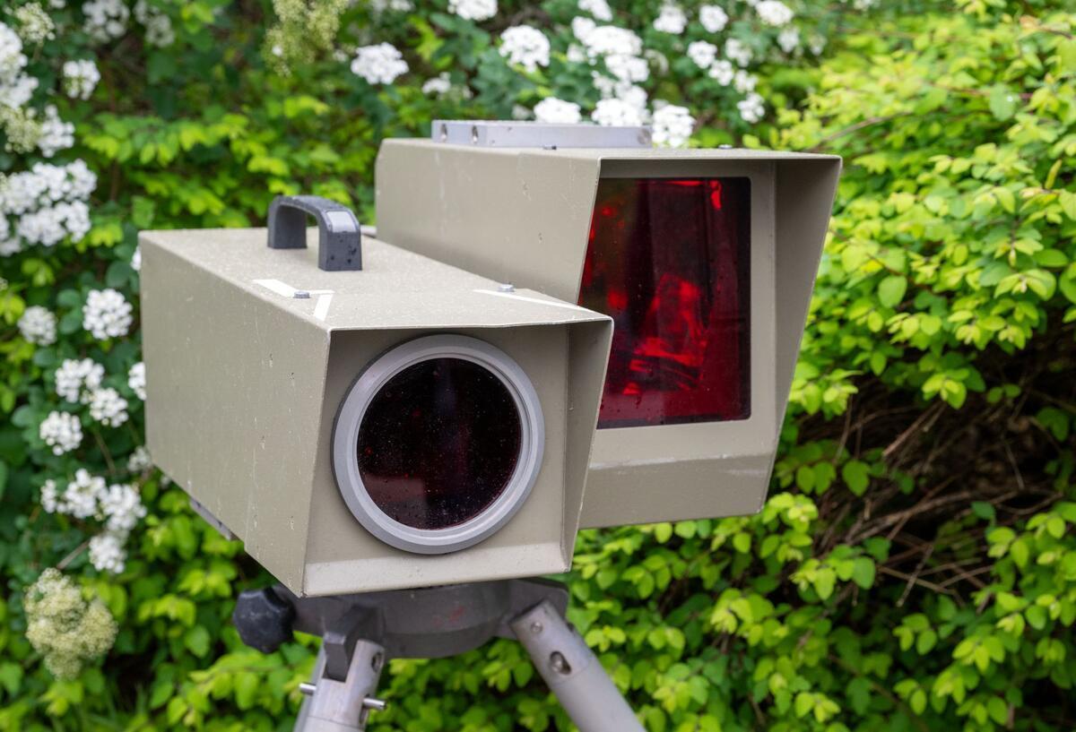 Autofahrer aufgepasst: Hier wird diese Woche in Bremerhaven geblitzt Ein Messgerät zur Geschwindigkeitskontrolle steht an einer Hecke (Symbolbild).