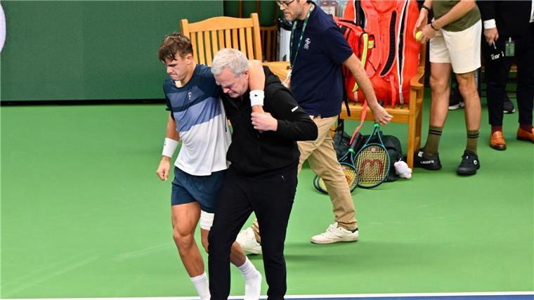 Tennisprofi Holger Rune konnte den Platz nach seiner Verletzung nur mit fremder Hilfe verlassen.