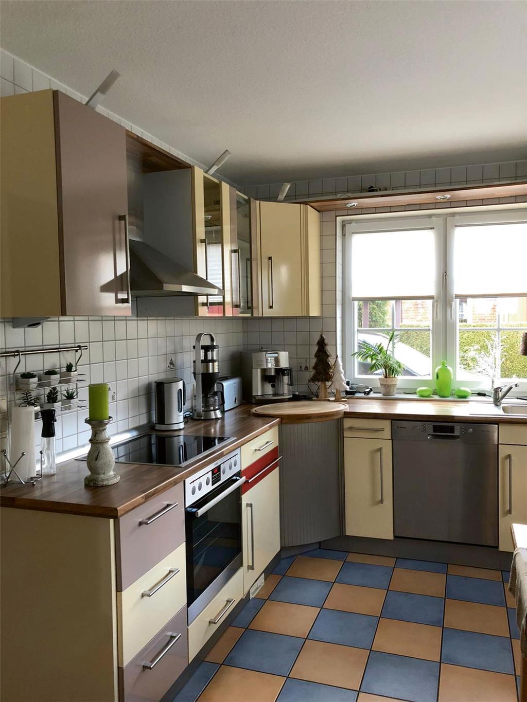 Terrakotta-Fliesen in blau und beige – da musste was Neues her.