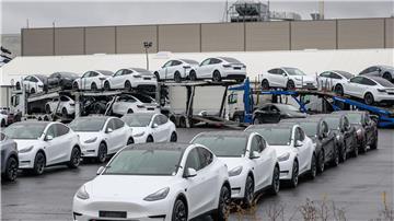 Tesla will als Robotaxis nach bisherigen Angaben zunächst handelsübliche Fahrzeuge des Typs Model Y einsetzen. (Archivbild)