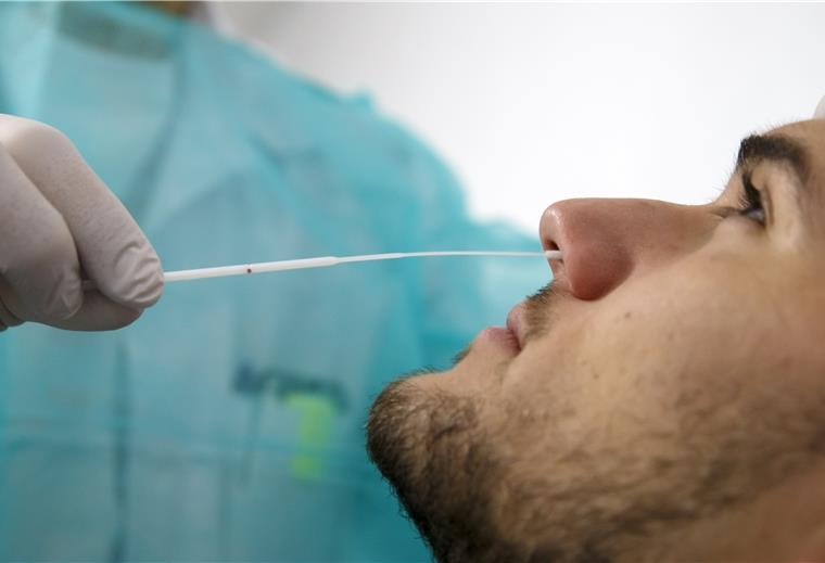 Cuxhavener Mikrobiologe: „Die Epidemie wird sich totlaufen“ Test auf Coronavirus. Der Cuxhavener Mikrobiologe Dr. Egon Vielitz würde es begrüßen, wenn alle Menschen geimpft würden.