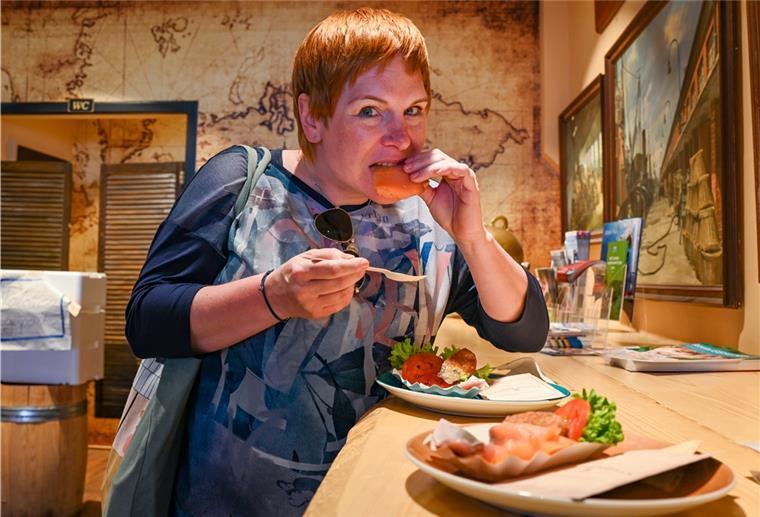 Fischereihafen: Fischhappen-Tour boomt Test der Tour: Maike Wessolowski lässt es sich schmecken.