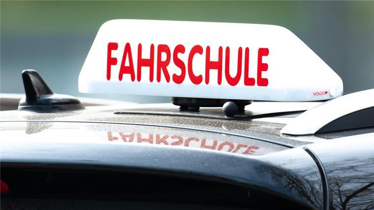 Führerschein-Quiz: Würdet ihr die Theorieprüfung bestehen? Ein Fahrschulauto