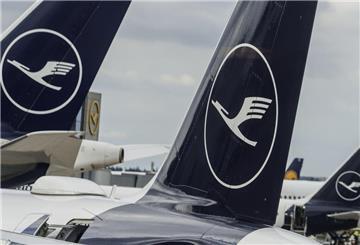 Lufthansa-Maschinen stehen auf dem Vorfeld eines Flughafens. Teure Düfte und Zigaretten gehören bei der Lufthansa nicht mehr zum Angebot an Bord. Das Geschäft läuft nur noch auf ganz bestimmten Strecken.