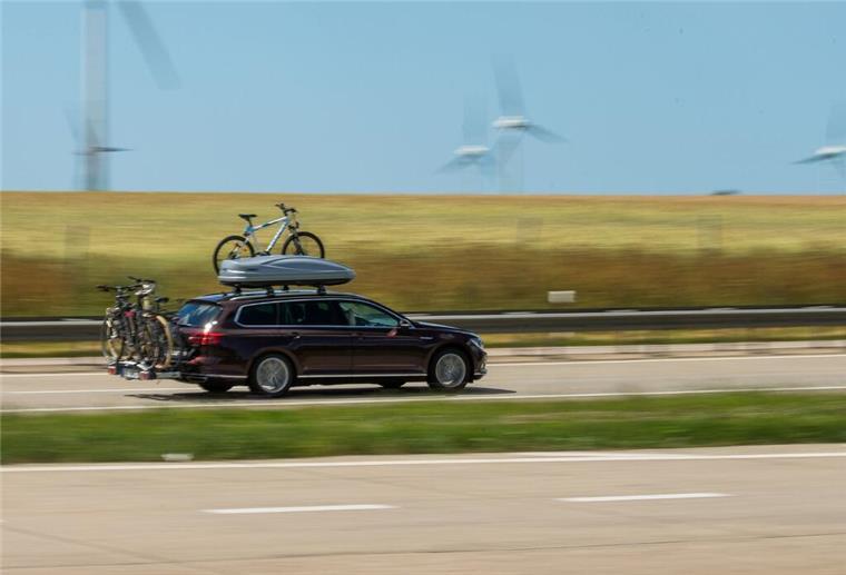 Urlaub mit dem Auto: Diese 10 Tipps sparen Sprit, Nerven und bares Geld ARCHIV - Entspannt mit dem Auto in den Urlaub - das ist oft leichter gesagt als getan. (zu dpa: «Im Auto in den Urlaub: So bewahren Sie die Ruhe») Foto: Mohssen Assanimoghaddam/dpa/dpa-tmn - Honorarfrei nur für Bezieher des dpa-Themendienstes +++ dpa-Themendienst +++
