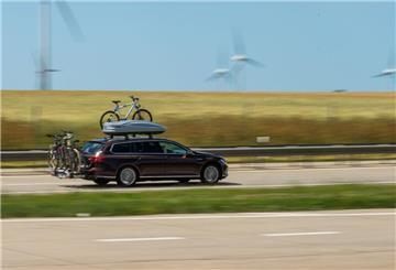 ARCHIV - Entspannt mit dem Auto in den Urlaub - das ist oft leichter gesagt als getan. (zu dpa: «Im Auto in den Urlaub: So bewahren Sie die Ruhe») Foto: Mohssen Assanimoghaddam/dpa/dpa-tmn - Honorarfrei nur für Bezieher des dpa-Themendienstes +++ dpa-Themendienst +++