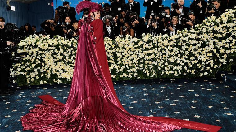Teyana Taylor trug ein Kleid mit einer langen Schleppe.