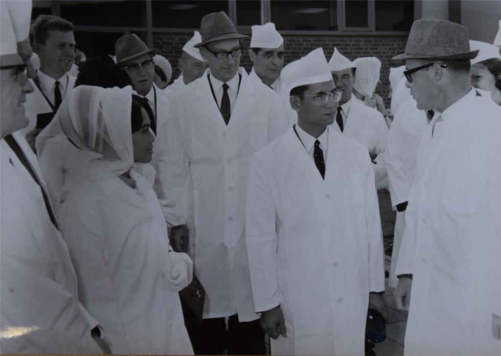 Thailands König Bhumibol (Zweiter von rechts) und Königin Sirikit informierten s...