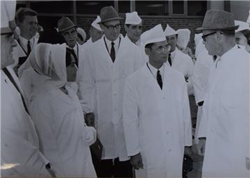Thailands König Bhumibol (Zweiter von rechts) und Königin Sirikit informierten s...