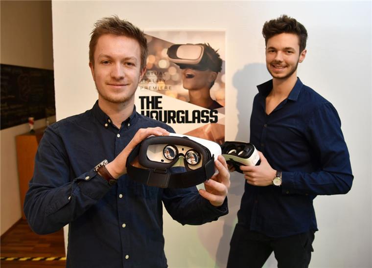 Virtual-Reality-Film "The Hourglass" wird in Bremerhaven ausgestrahlt "The Hourglass" ist der erste Spielfilm in "virtual reality", der in Bremerhaven gedreht wurde. Regisseur Matthieu Lienart (links) und Tim Müller-Zitzke präsentieren die speziellen Brillen, mit denen der Film angeschaut wird.