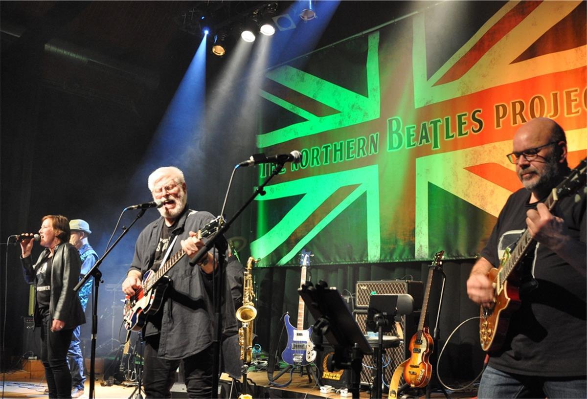 The Northern Beatles Project entführte das Publikum in der Jahnhalle in die Zeit der Fab Four.
