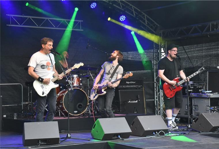 Wieder Live-Musik im Zevener Stadtpark Das Foto zeigt die Gruppe The Palm Set bei ihrem Auftritt.