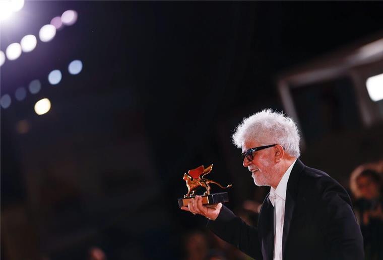 Schweres Thema, leichter Film: Almodóvar gewinnt in Venedig „The Room Next Door“ ist der erste englischsprachige Spielfilm Pedro Almodóvars.