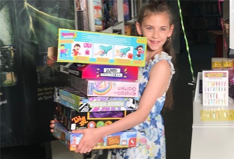 „The Voice Kids“-Gewinnerin Georgia Balke entschied sich für einen Besuch des Fachgeschäfts „Der Spielspass“.
