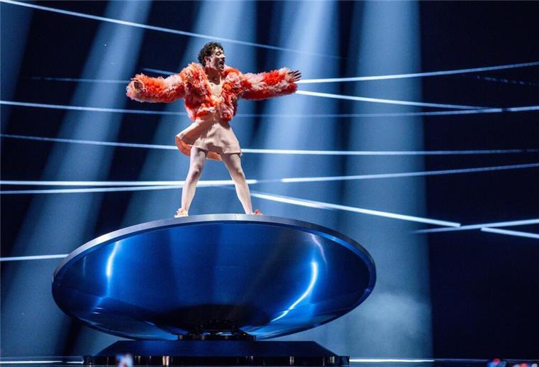 Der lange Schatten von Gaza beim ESC Theatralisch drehte sich der non-binäre Act Nemo mit kraftvoller Stimme auf einer Scheibe.