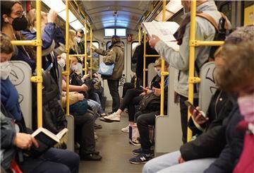 Blick am Morgen in eine Bahn der Linie U3 in Berlin bei der Fahrt auf Höhe der U-Bahnstation "Heidelberger Platz" in Richtung "Krumme Lanke". 