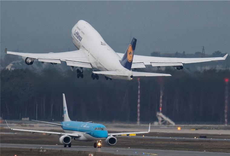 Lufthansa fährt Flugangebot zurück Thema Coronavirus: Die Lufthansa reduziert ihr Angebot.