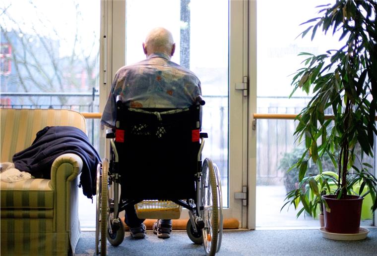 90-Jähriger Nordenhamer muss vorerst auf Impfung verzichten Themenfoto: Pflegebedürftige, die zu Hause leben und körperlich nicht in der Lage sind, ein Impfzentrum aufzusuchen, haben derzeit keine Möglichkeit, gegen Corona geimpft zu werden. Die mobilen Impfteams, die überall gebildet wurden, suchen derzeit nur die Heime auf.
