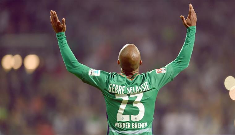 Werder marschiert weiter, der HSV verliert in Dortmund Theo Gebre Selassie brachte Werder mit seinem Kopfball-Tor zum 1:0 gegen Schalke auf die Siegerstraße. Foto Jaspersen/dpa