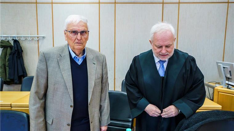 Sommermärchen-Prozess: Gericht kritisiert DFB Theo Zwanziger (l) muss sich in der Sommermärchen-Affäre verantworten.