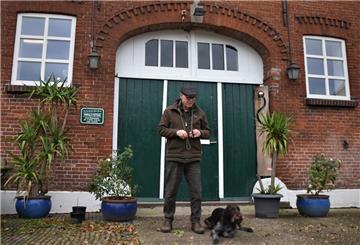 Theodor Heßling, Gründer und Geschäftsführer der Hundeschule in Frieschenmoor neben einem seiner Zöglinge, einem seiner Deutsch Drahthaar, die er zu Jagdgefährten ausbildet.
