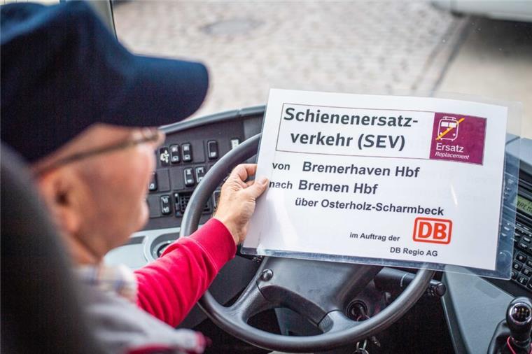 Bremerhaven/Bremen: Dieser Busfahrer liebt den Schienenersatzverkehr Theologe Reinhard Huland aus Norden-Norddeich in Ostfriesland fährt nebenberuflich Schienenersatzverkehr.