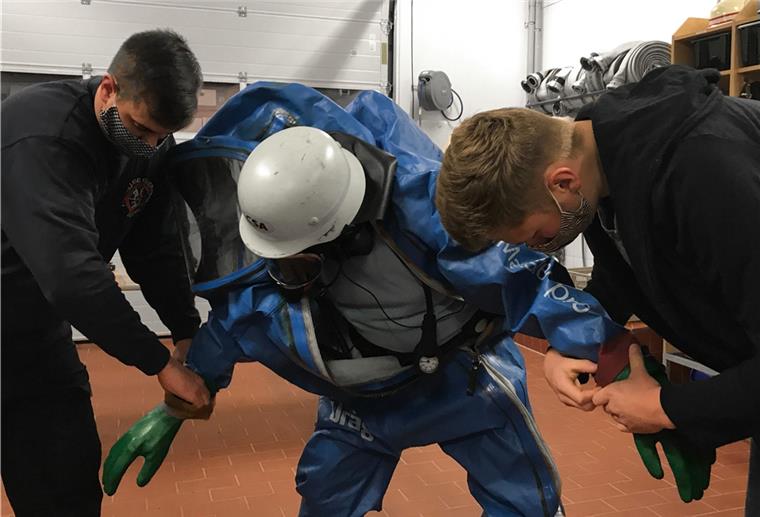 Freiwillige Feuerwehren: Theorie statt Praxis Theorie-Stunde bei der Freiwilligen Feuerwehr von Düring: Der Einsatz im Chemikalien-Schutzanzug. Gruppenführer Sebastian Guderian (links) und Marc Wahlers (rechts) helfen Leon Jack Schröder beim Anziehen.
