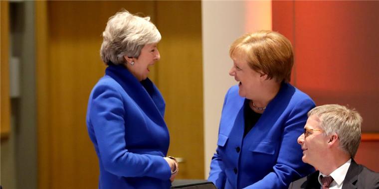 Brexit-Frist wird bis Ende Oktober verlängert Theresa May (links), Premierministerin von Großbritannien, und Bundeskanzlerin Angela Merkel bei einem Gespräch vor dem offiziellen Abendessen des EU-Sondergipfels zum Brexit.