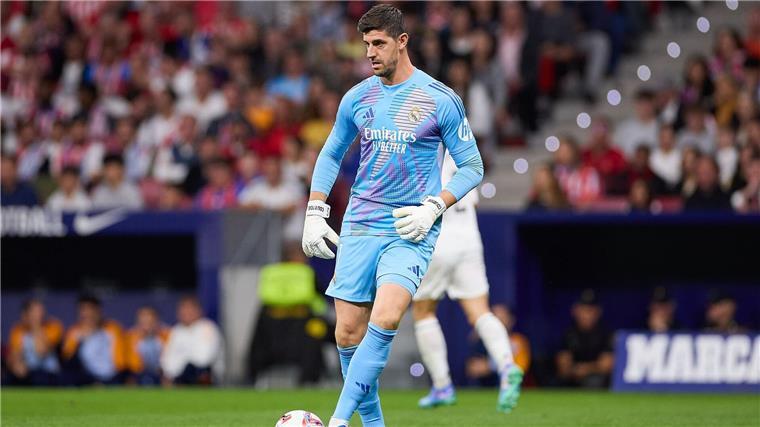 XXL-Unterbrechung in Madrid - Fan-Wut gegen Courtois Thibaut Courtois musste sich mit Feuerzeugen bewerfen lassen.