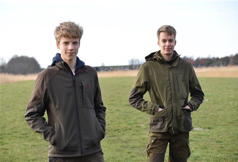 Tossens: Junge Jäger legen Streuobstwiese an Thies Baars (17, links) und Immo Hullmann (19) sind Jäger. Auf der Wiese von Thies Baars' Großvater haben die beiden Tossener eine Streuobstwiese mit Blühstreifen als Rückzugsraum für Wild angelegt.