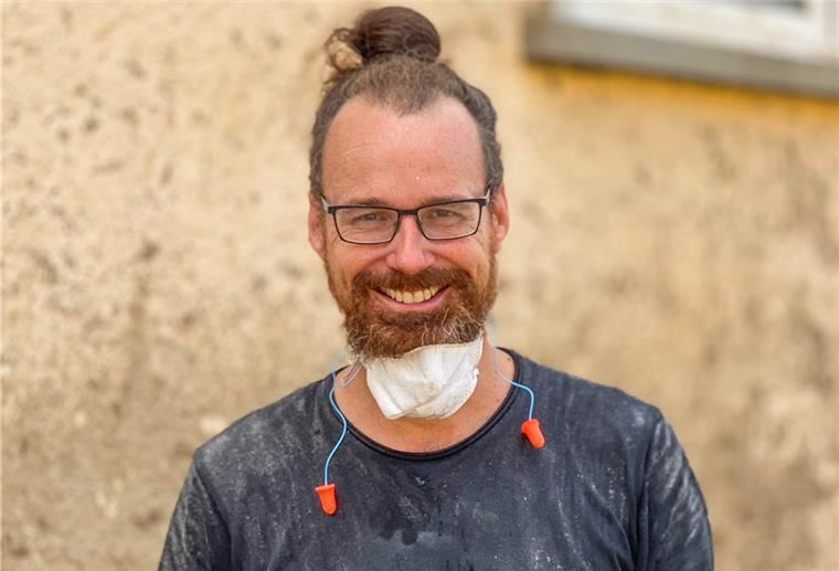 Thilo Vogel leistet im Ahrtal wichtige Arbeit: In den Häusern, in denen das Wasser teils bis zur Oberkante des Obgeschosses stand, muss der feuchte Putz von den Wänden. Auch der Estrich muss raus. Ansonsten würde sich Schimmel bilden.