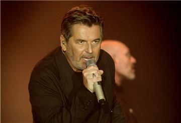 Sänger Thomas Anders am Mikrofon