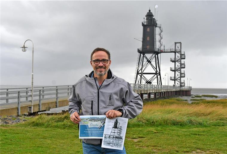 Endlich wieder offen: Obereversand Ein Mann vor dem Leuchtturm Overeversand.