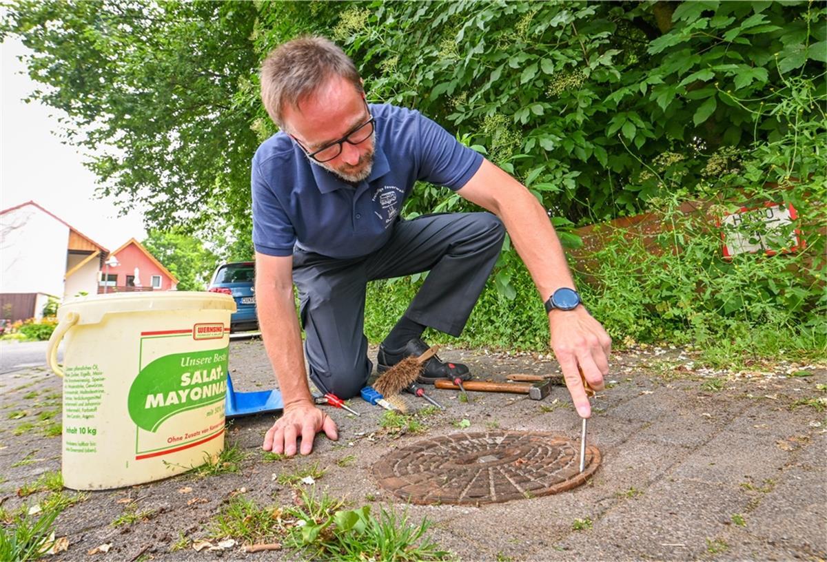 Thomas Bahr von der Dorumer Freiwilligen Feuerwehr macht vor, wie man einen Hydranten einfach und schnell säubern kann.