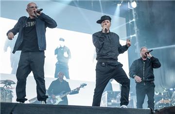 Thomas D., Michi Beck und Smudo (von links) von der deutschen Hip-Hop-Band Fanta 4 sind mit ihrer "Captain Fantastic On Tour" in Bremen zu sehen.