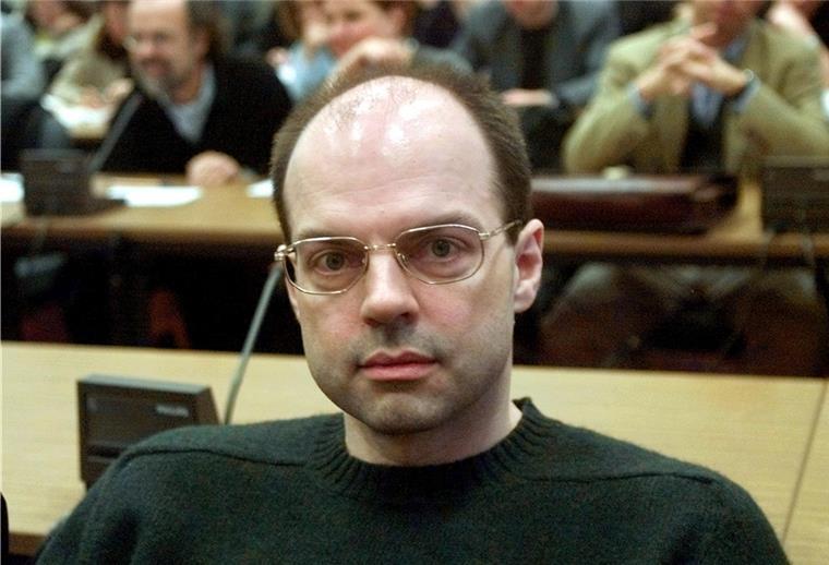 Reemtsma-Entführer Thomas Drach erneut angeklagt Thomas Drach, Drahtzieher der Reemtsma-Entführung, sitzt auf einer Anklagebank.