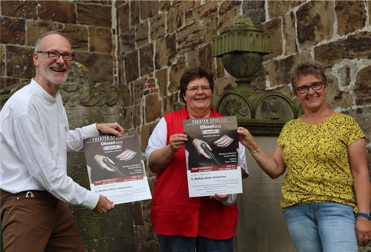 Hochspannung in der Rodenkircher St.-Matthäus-Kirche Thomas G. Willberger, Regisseur vom Stück „Utlevert–Umstellt“", Pastorin Birgit Faß und Jutta Barghop, Vorsitzende des Gemeindekirchenrates (von links), laden zu einem spannenden Abend in die St.-Matthäus-Kirche ein.