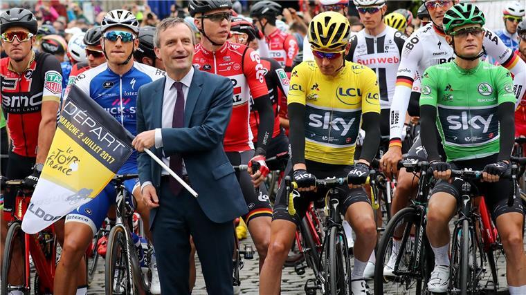 Tour-Auftakt 2030 im Osten? Streckenplaner weiß von nichts Thomas Geisel (l), damaliger Oberbürgermeister von Düsseldorf, beim Auftakt der Tour 2017.