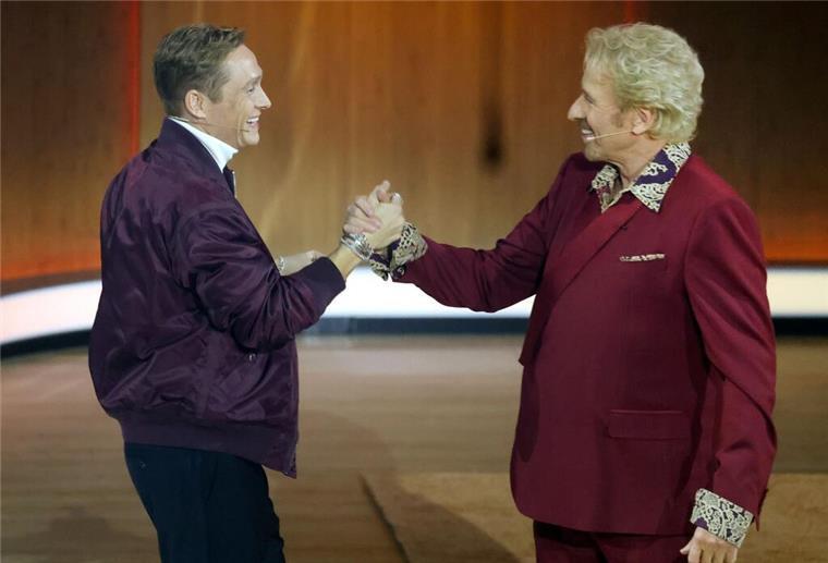 Thomas Gottschalk (r) begrüßt Schauspieler Matthias Schweighöfer.