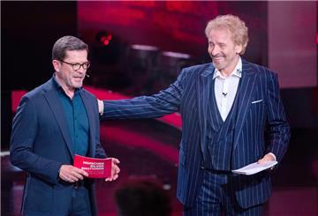 Thomas Gottschalk und Karl-Theodor zu Guttenberg, Moderatoren, stehen beim RTL-Jahresrückblick "Menschen, Bilder, Emotionen 2022" im Studio.